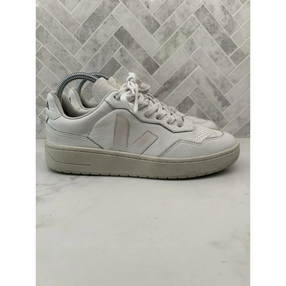 Veja‎ V-90 Leather Sneakers Womens Size 8 White V Logo Classic Low Top Lace Up